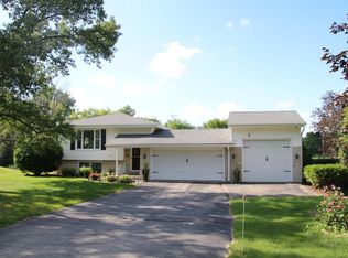 18320 W Thornapple Ln, New Berlin, WI 53146