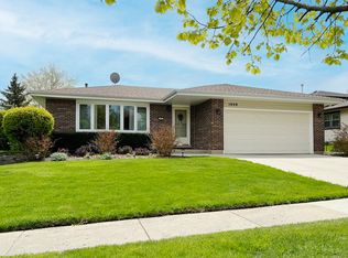 1959 W Spring Ridge Dr, Arlington Heights, IL 60004