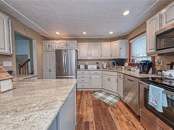 3rd image of 925 Lindenwood Dr