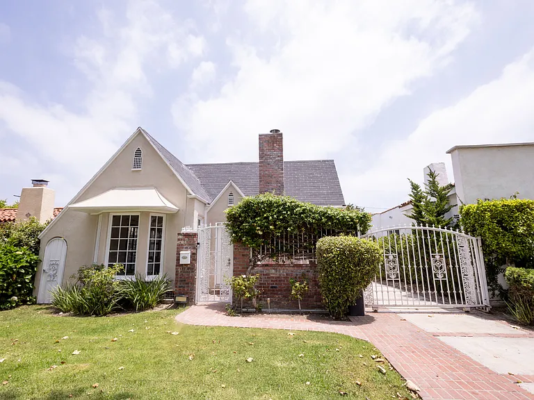 446 S La Peer Dr — Photo 36