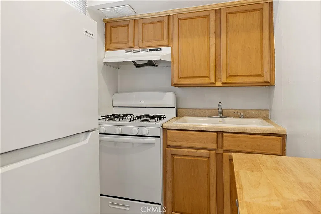 Studio, 400 sqft, $1,925 — Photo 4