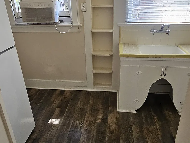 1528 E 1st St #6 — Photo 5