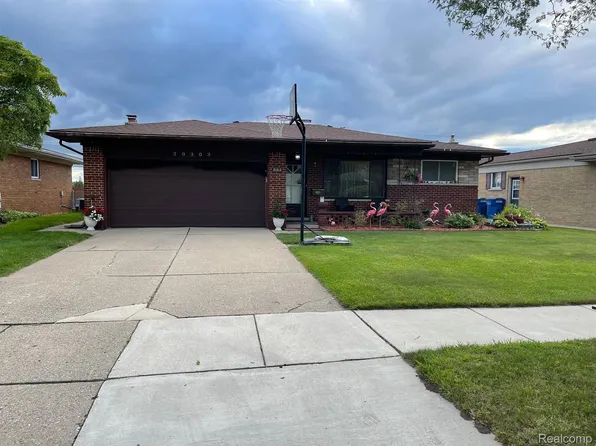 30303 Boewe Dr, Warren, MI 48092