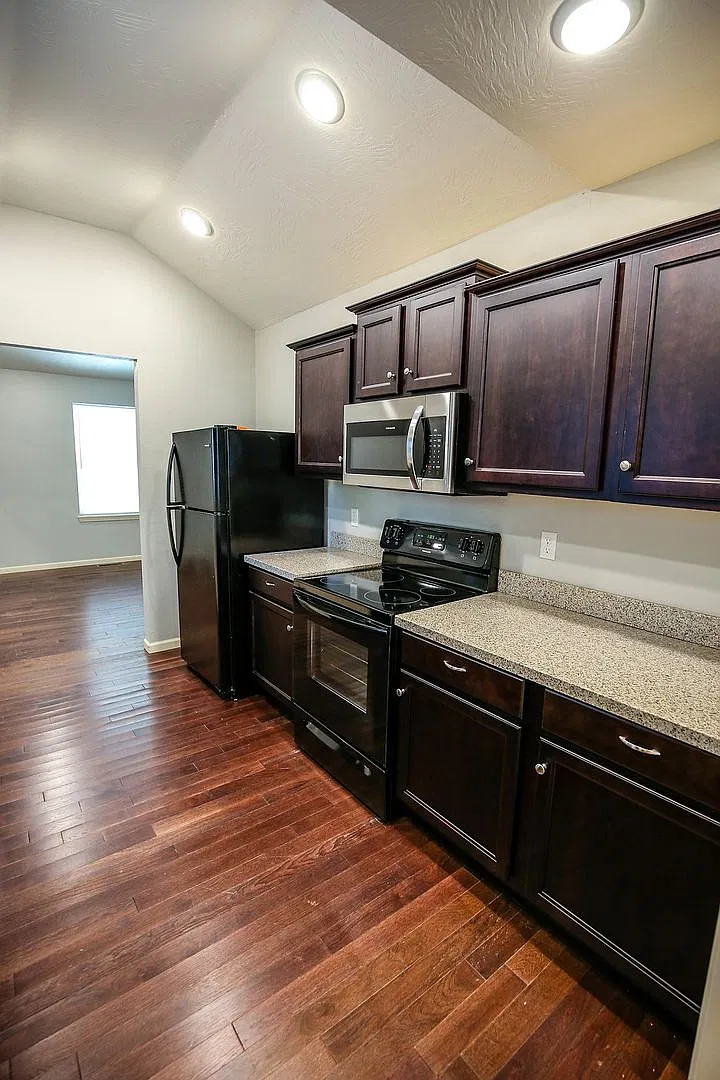 3 bed 2 bath w/ beautiful yard space blocks away from MSU — Photo 3