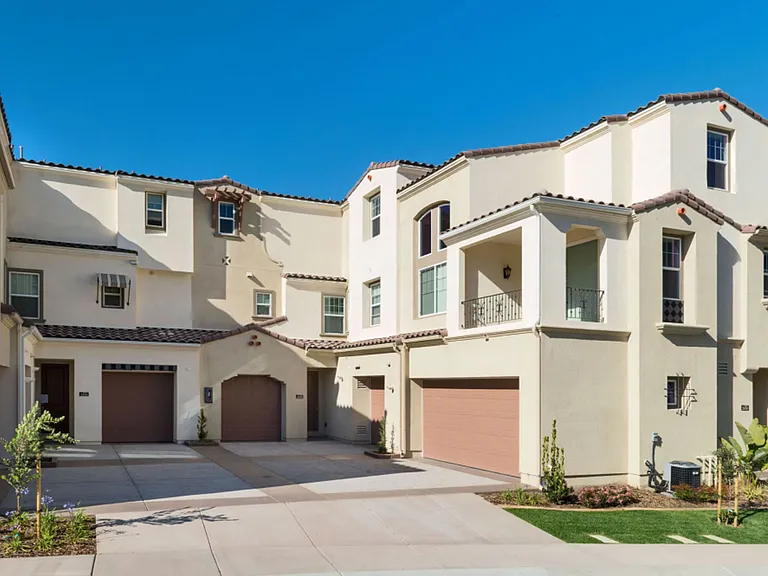 Costa Pointe Luxury 3-4 Bedroom Townhomes — Photo 2
