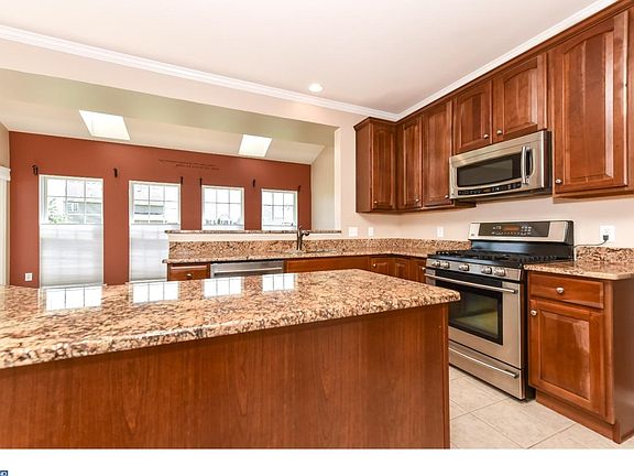 4th image of 157 Tweedsmere Dr