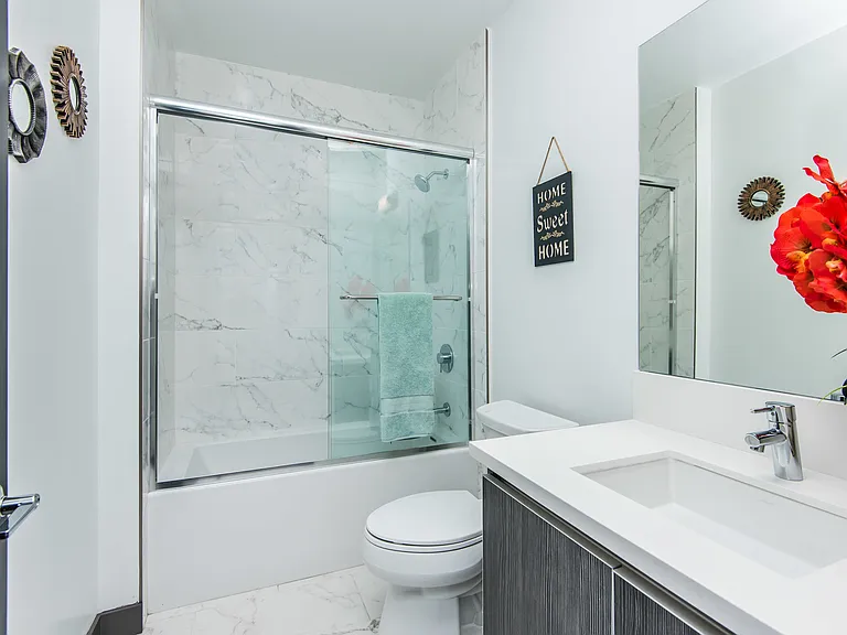 10748 Riverside Dr — Photo 23