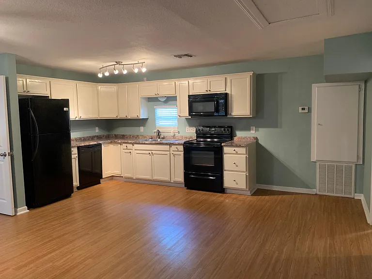 719 W Orleans St #B — Photo 6