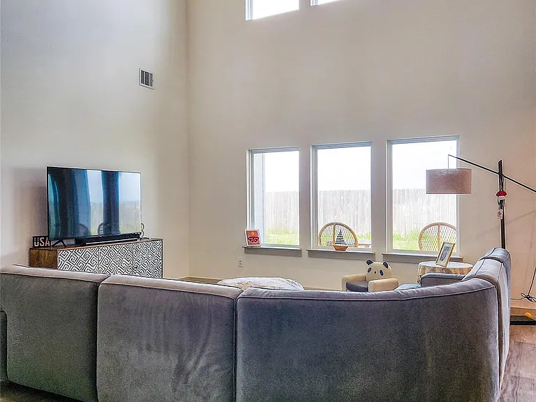 7219 Sunbreeze Ln — Photo 3