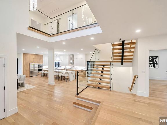 4th image of 283 Bluff Rd