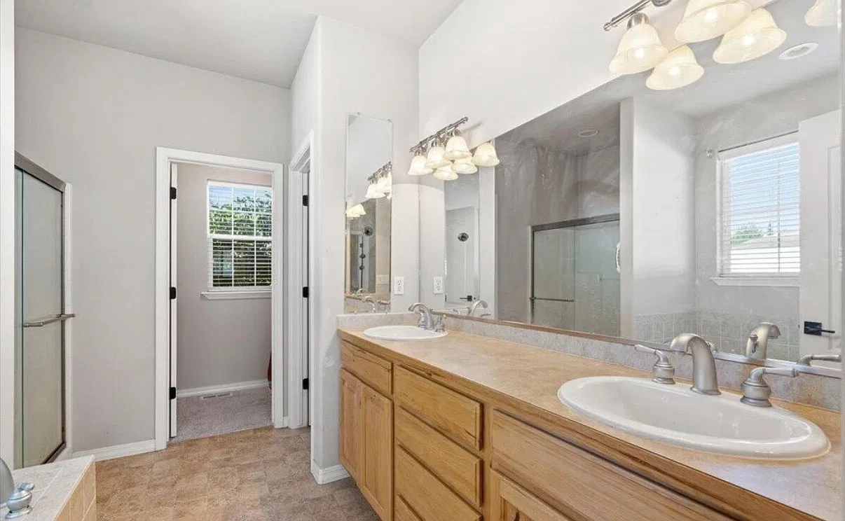 4 bed, 2240 sqft, $3,300 — Photo 4