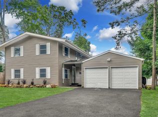 11 Redleaf Ln, Commack, NY 11725