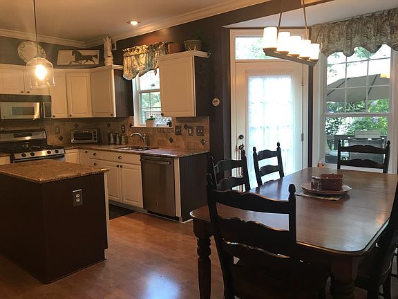 eat in kitchen, door to deck