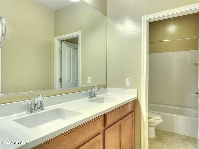 1472 E Flamingo Way — Photo 4