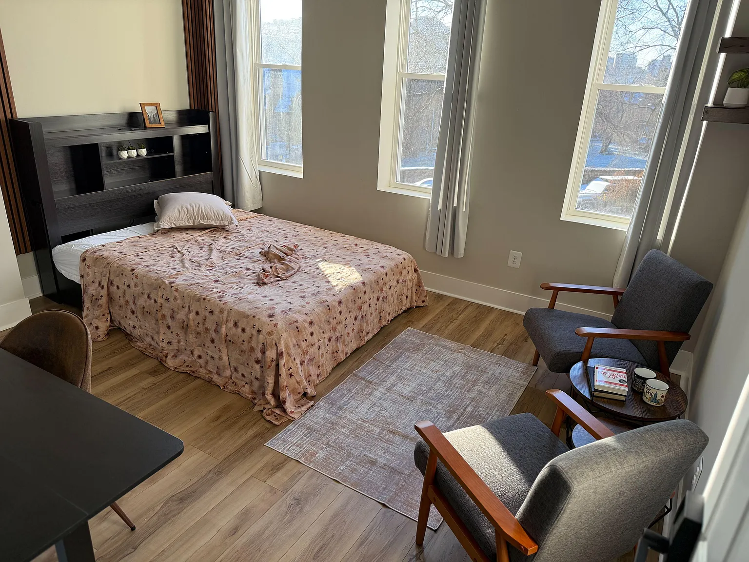 4 bed, 3.0 bath, 2200 sqft, $1,070 — Photo 1