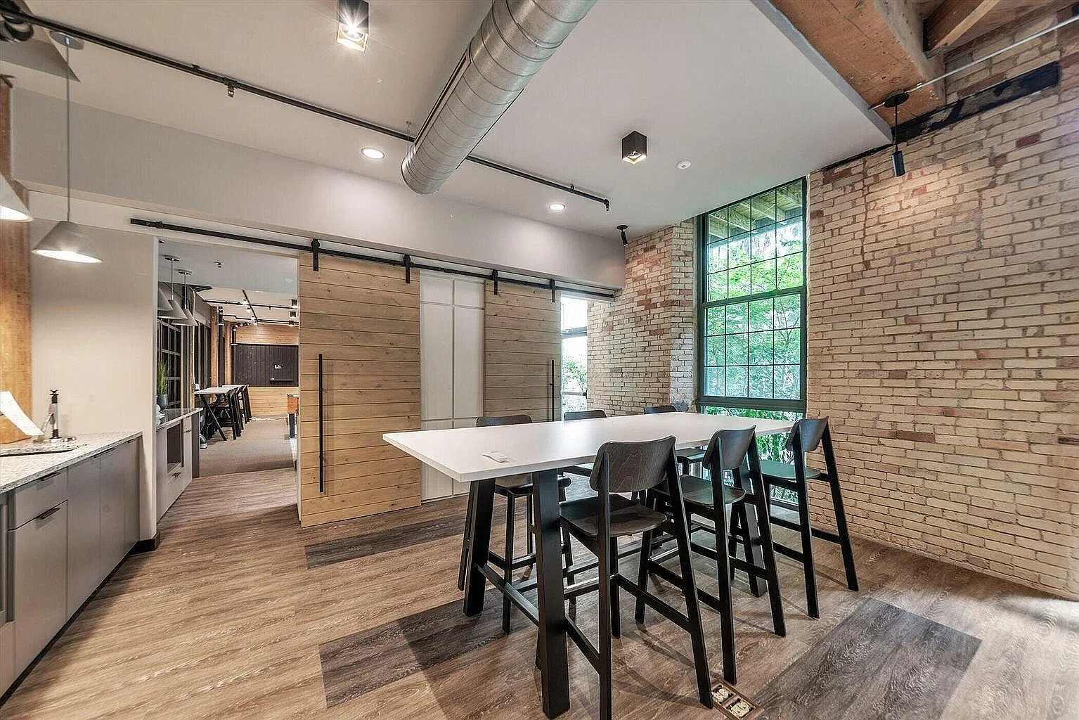 2 bed, 1087 sqft, $2,200 — Photo 4