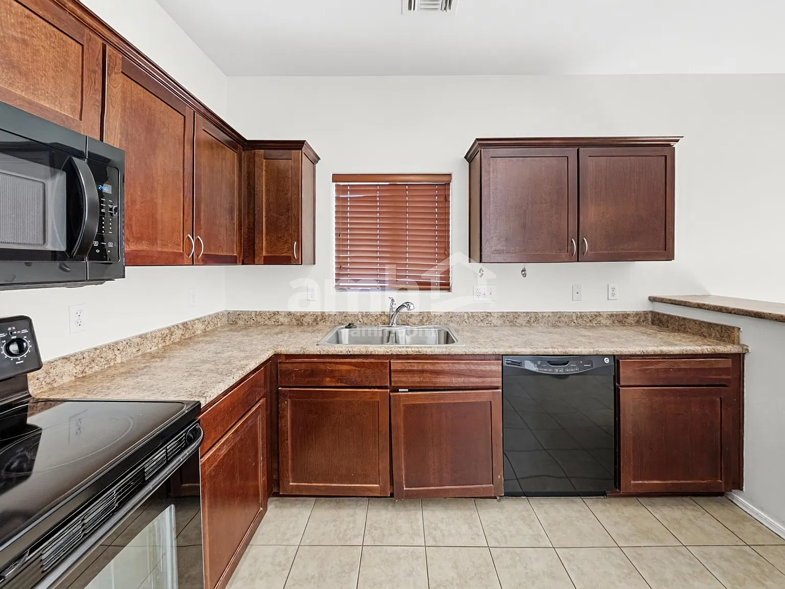 4 bed, 2.5 bath, 1865 sqft, $2,070 — Photo 3