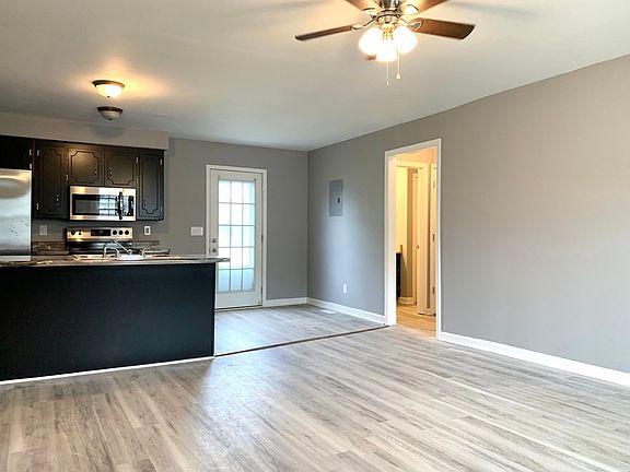 3rd image of 211 Lexington Dr #C