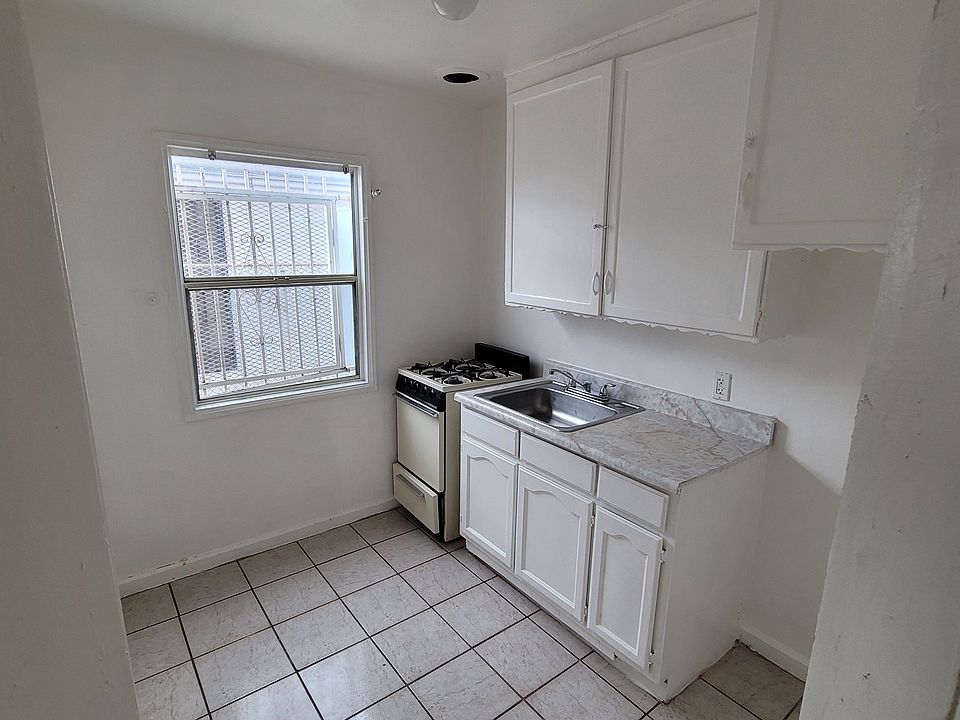 2nd image of 10019 S Hoover St APT 2