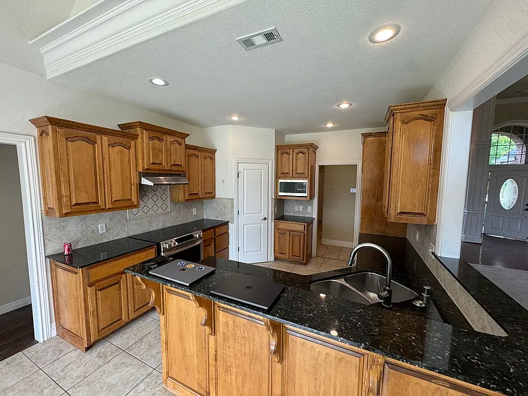 407 Lyndal Ln — Photo 6