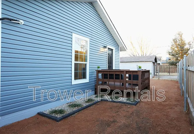 803 B Ave E — Photo 4