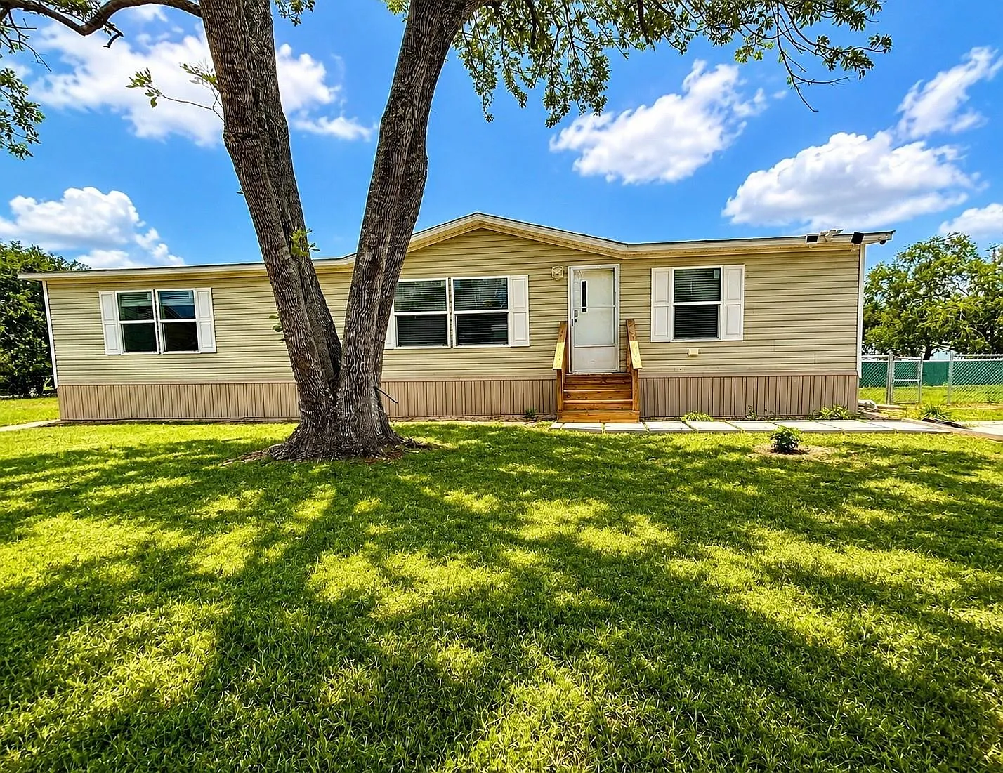 3 bed, 2.0 bath, 1438 sqft, $1,600 — Photo 1