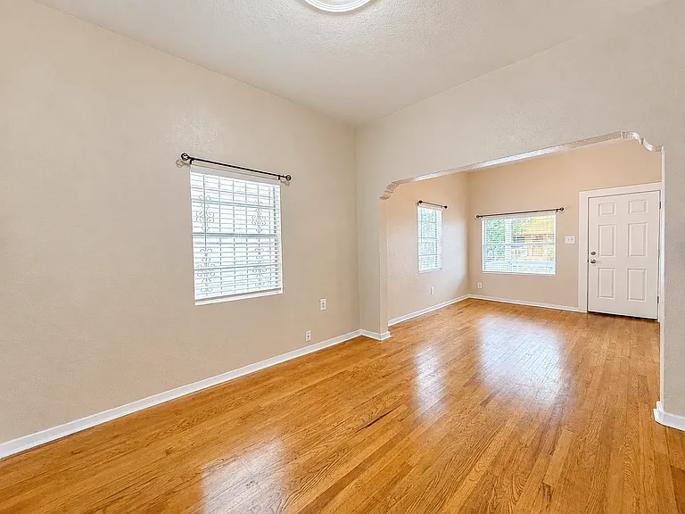 2124 W Chestnut St #1 — Photo 6