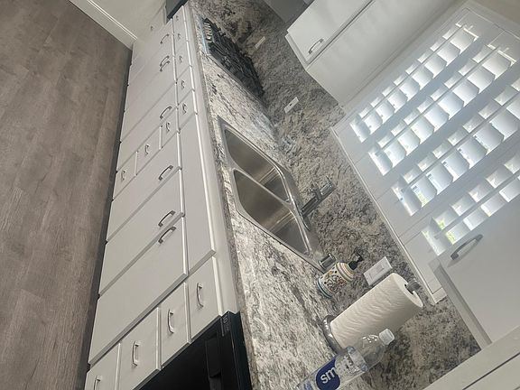 4th image of 500 E Fairview Blvd