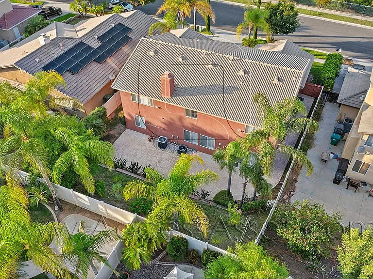 1358 Baldwin St — Photo 42