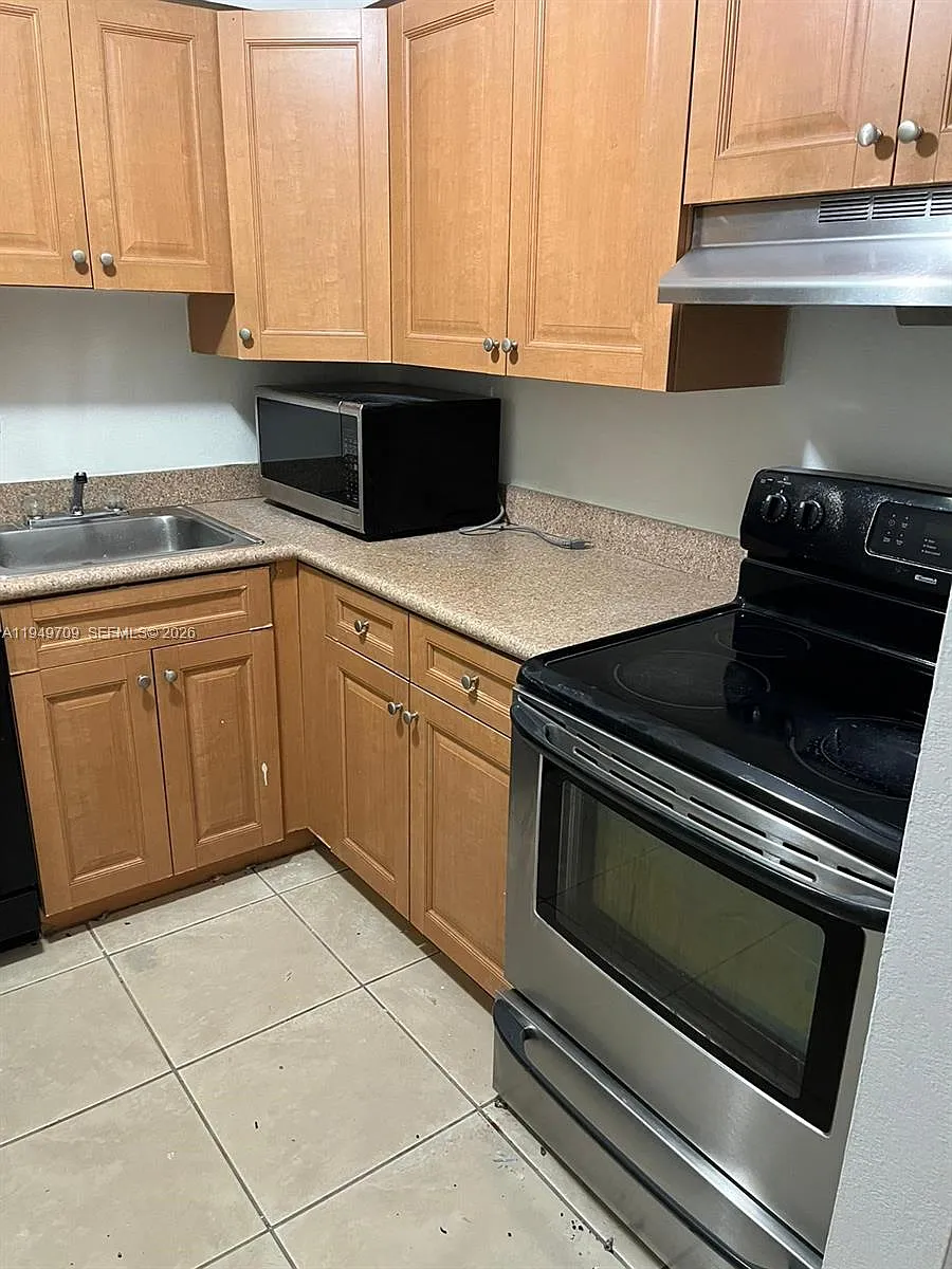 Building Photo - 5221 Geneva Way #302