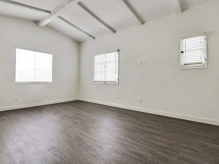 232 S Reeves Dr — Photo 22
