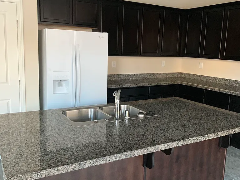 933 Kimbark Ave — Photo 10