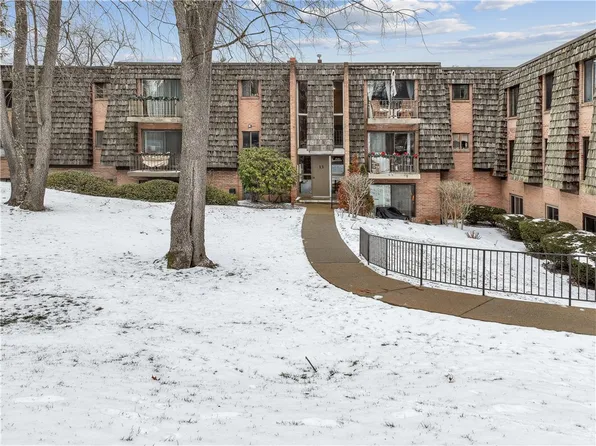 1332 Forest Green Dr, Coraopolis, PA 15108