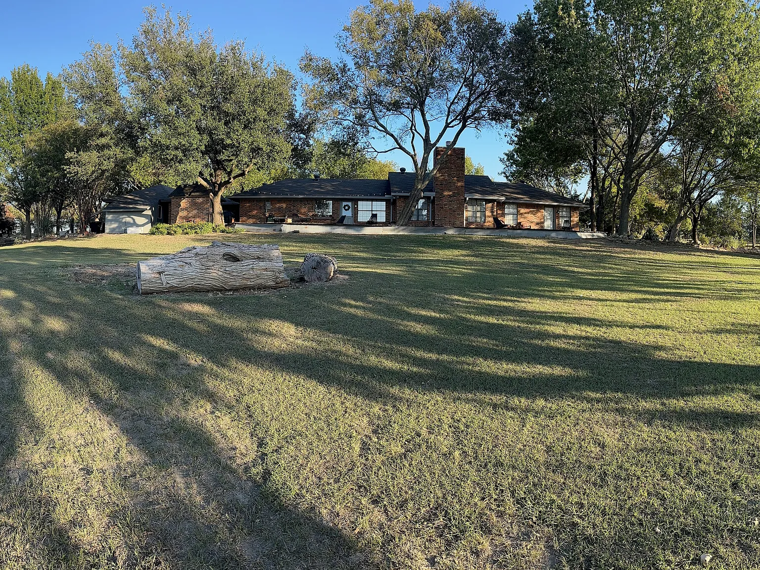 4 bed, 2300 sqft, $2,700 — Photo 2