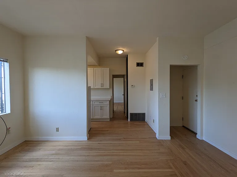 2541-2569 Le Conte Ave — Photo 23