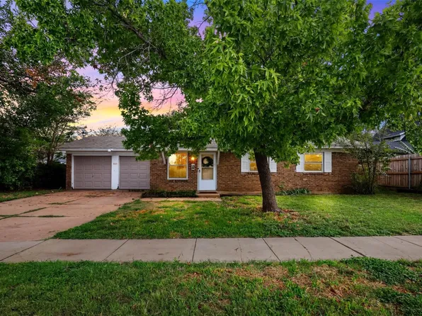 905 SW Hillside Dr, Burleson, TX 76028