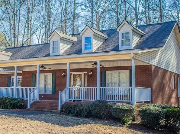 95 Twin Lakes Dr, Carrollton, GA 30116