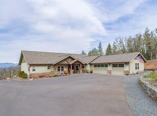 221 Harpazo Ln, Grants Pass, OR 97527