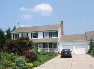 28 Sunwood Dr, Calverton, NY 11933