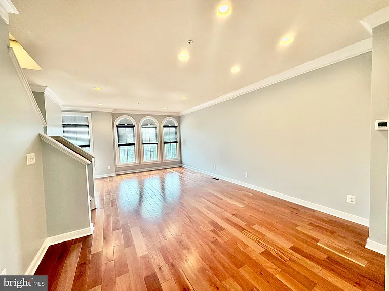 11034 Amherst Ave — Photo 36