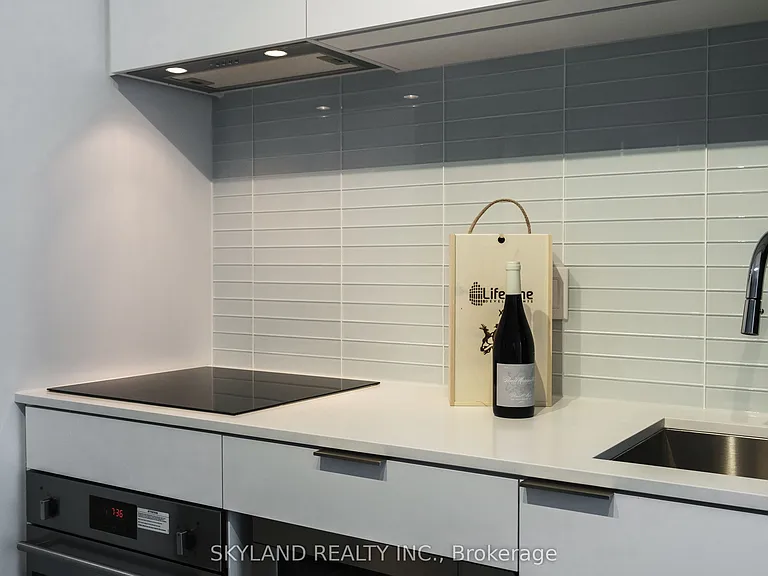 33 Helendale Ave #713 — Photo 5