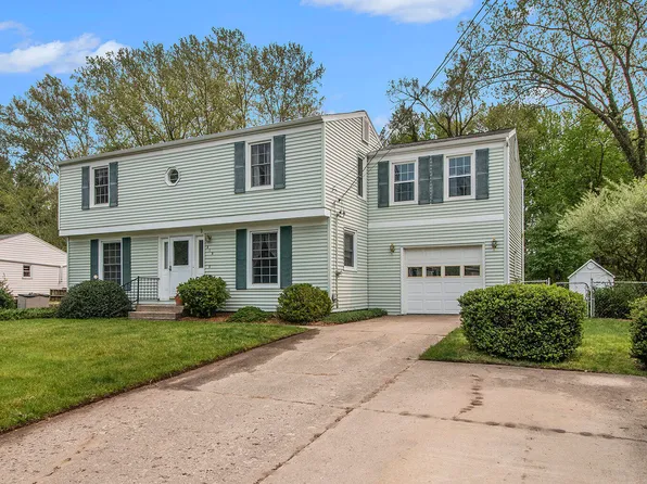 518 Netherfield St NW, Comstock Park, MI 49321