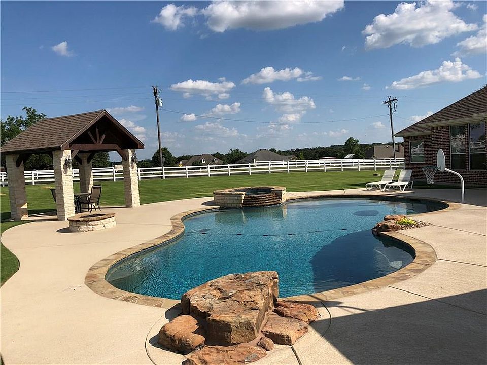 2nd image of 3717 Vista North Dr
