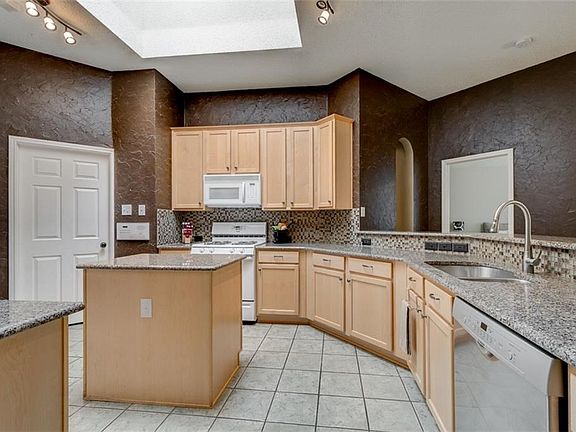 Granite counters, mosaic tile back splash, gas range, microwave and a Bosch stainless steel dishwasher!