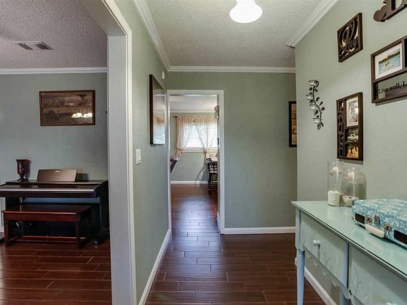 5th image of 209 Sprague Dr