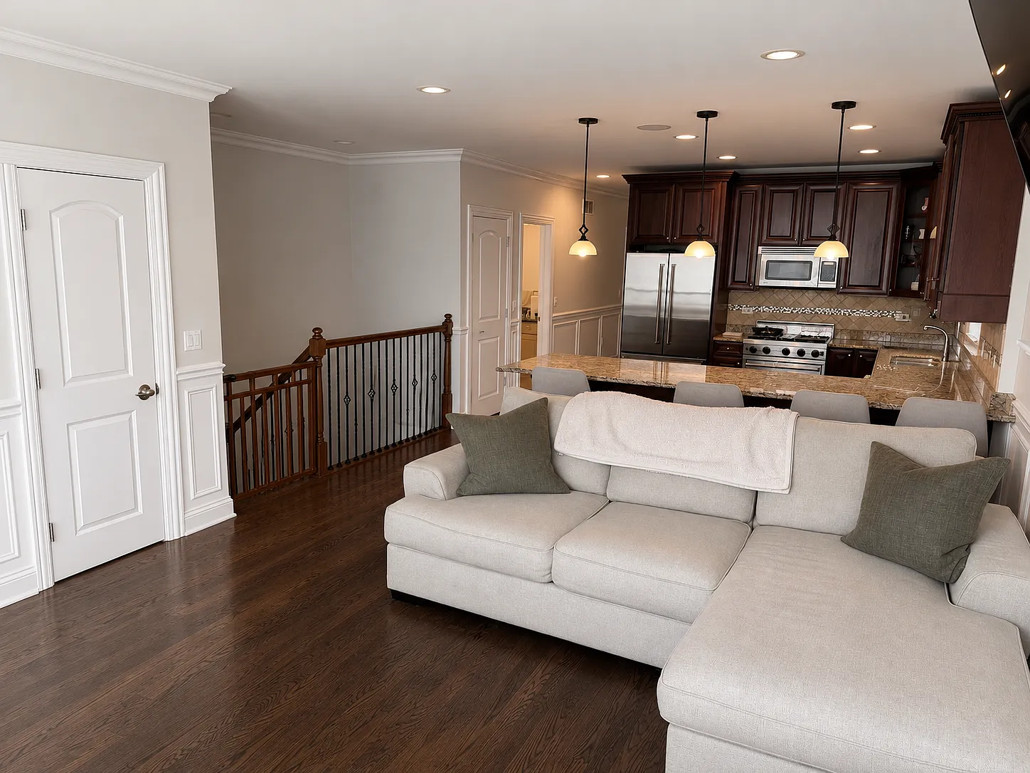 4 bed, 3.0 bath, 2500 sqft, $4,600 — Photo 2