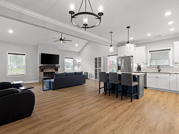 4th image of 1046 Silverpine Dr