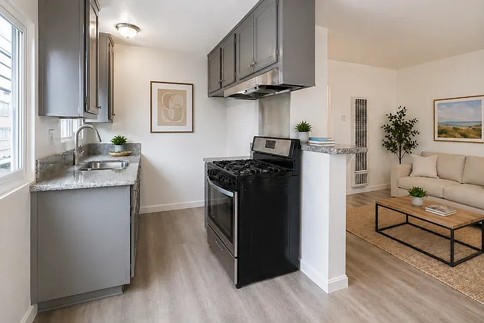 2122 E 10th St #4 — Photo 7