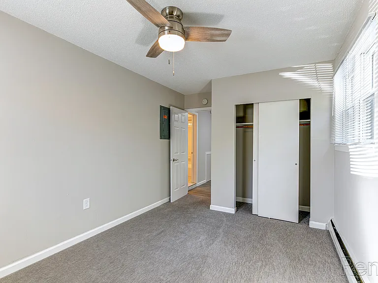 Shoreline Place Apartments — Photo 12