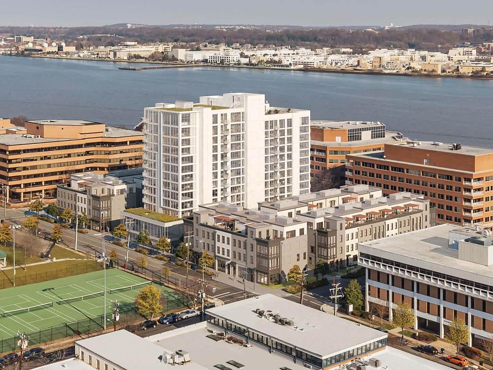 Tennis courts and view of Potomac River